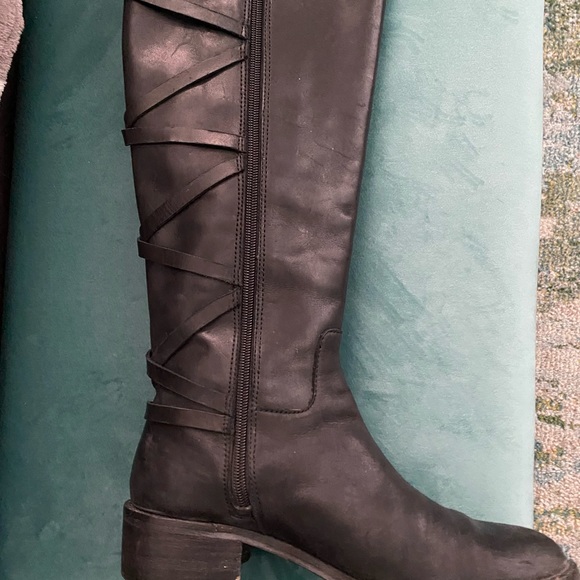 BCBG BLACK LEATHER RIDING BOOTS. - Picture 7 of 15